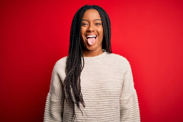 Genç Afrikalı Amerikalı Kadın Kırmızı Izole Edilmiş Arka Plan Üzerine — Stok fotoğraf