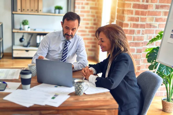 Dos Trabajadores Mediana Edad Sonriendo Felices Confiados Trabajar Juntos Con — Foto de Stock