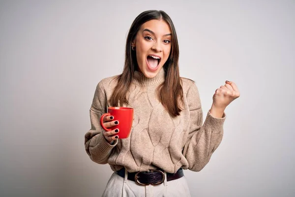 Jovem Bela Mulher Morena Bebendo Xícara Vermelha Café Sobre Fundo — Fotografia de Stock