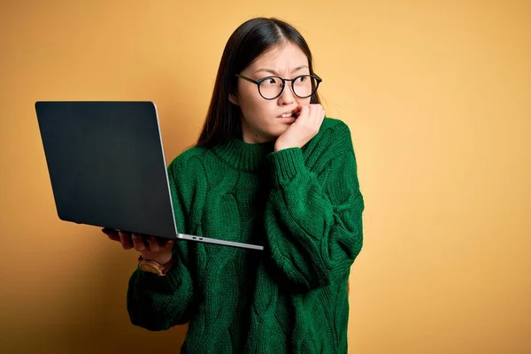 Joven Mujer Negocios Asiática Que Usa Anteojos Trabaja Usando Computadora —  Fotos de Stock