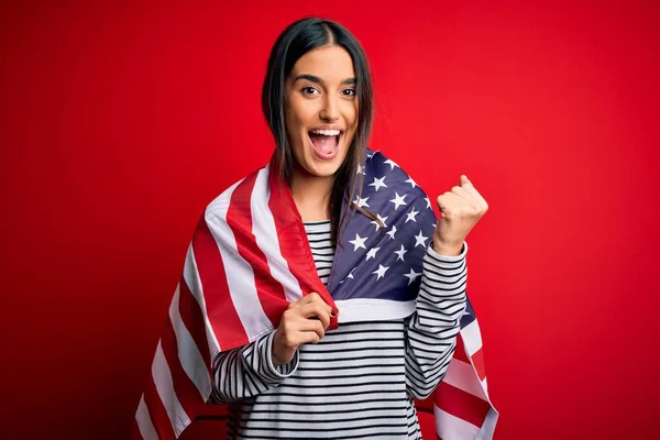 Junge Schöne Brünette Patriotische Frau Trägt Flagge Der Vereinigten Staaten — Stockfoto