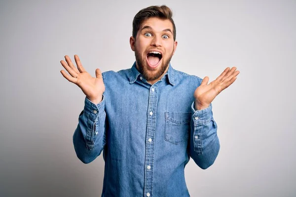 Joven Hombre Rubio Guapo Con Barba Ojos Azules Con Camisa —  Fotos de Stock