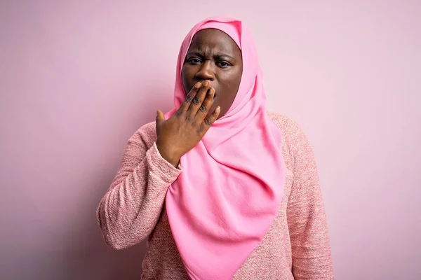 Jeune Afro Américaine Taille Femme Portant Hijab Musulman Sur Fond — Photo