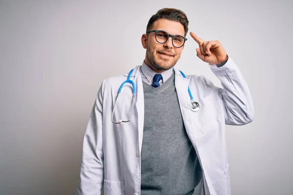 Jovem Médico Homem Com Olhos Azuis Vestindo Casaco Médico Estetoscópio — Fotografia de Stock