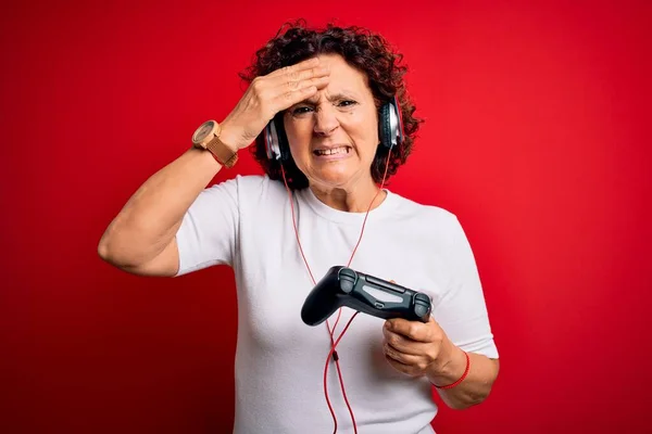 Middle Age Curly Hair Gamer Woman Playing Video Game Using — Stock Photo, Image