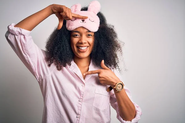 Jovem Afro Americana Com Cabelo Afro Usando Máscara Dormir Pijama — Fotografia de Stock