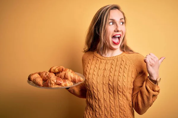 Jovem Bela Mulher Loira Segurando Placa Com Croissants Sobre Fundo — Fotografia de Stock