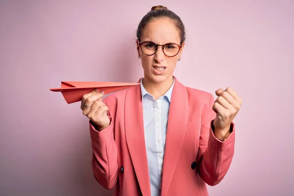 Joven Mujer Negocios Hermosa Sosteniendo Avión Papel Sobre Fondo Rosa — Foto de Stock