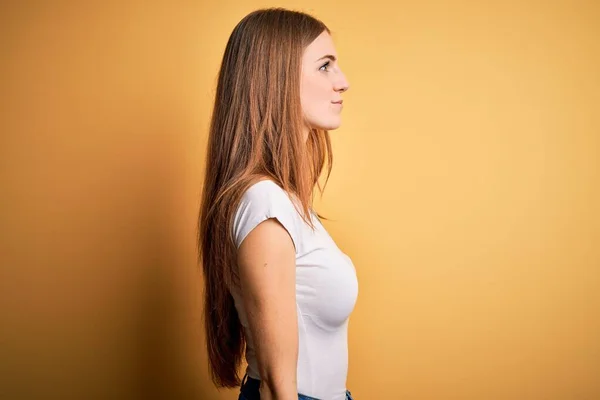 Jonge Mooie Roodharige Vrouw Dragen Casual Shirt Geïsoleerde Gele Achtergrond — Stockfoto