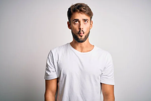 Homem Bonito Jovem Com Barba Vestindo Shirt Casual Sobre Fundo — Fotografia de Stock