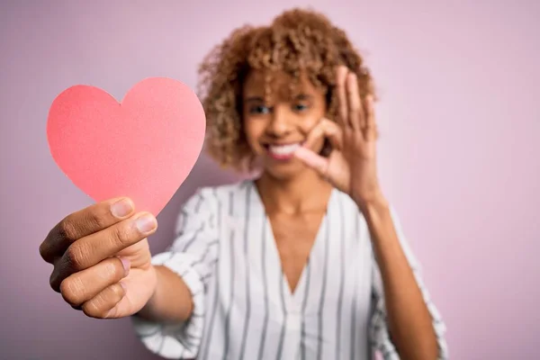 Giovane Donna Romantica Africana Americana Con Capelli Ricci Che Tengono — Foto Stock