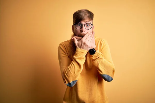 Handsome Irlandês Ruiva Homem Com Barba Vestindo Óculos Sobre Amarelo — Fotografia de Stock