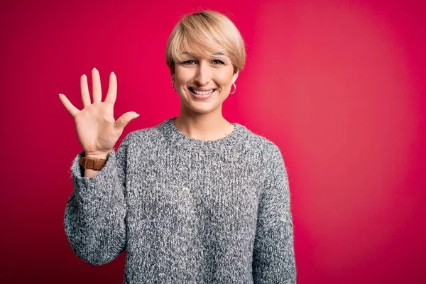 Junge Blonde Frau Mit Modernen Kurzen Haaren Trägt Lässigen Pullover — Stockfoto