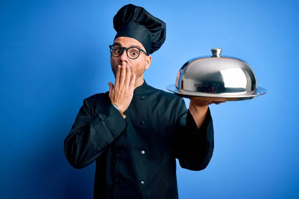 Jovem Bonito Chef Homem Vestindo Uniforme Chapéu Segurando Garçom Bandeja — Fotografia de Stock