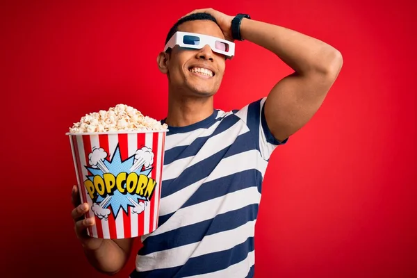 若いですハンサムなアフリカ系アメリカ人男性を見て映画を使用して3Dメガネを食べるポップコーン笑顔自信を持ってタッチ髪で手をジェスチャー ポーズ魅力的かつファッショナブルな — ストック写真