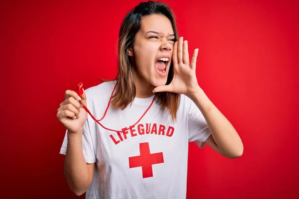 Junge Schöne Brünette Bademeister Mädchen Trägt Shirt Mit Rotem Kreuz — Stockfoto