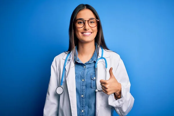 Genç Güzel Doktor Kadın Steteskop Takıyor Mavi Arka Planda Gözlük — Stok fotoğraf