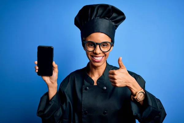 Afrikansk Amerikansk Bagare Kvinna Bär Spis Uniform Innehav Smartphone Visar — Stockfoto