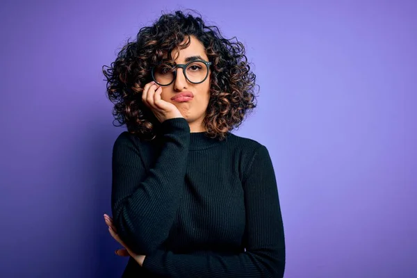 Joven Hermosa Mujer Árabe Rizado Usando Suéter Casual Gafas Sobre —  Fotos de Stock