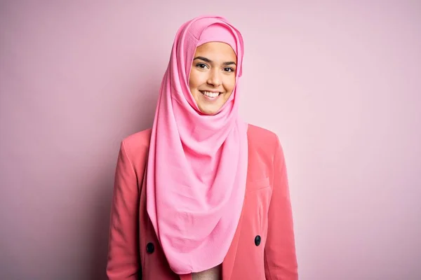 Junges Schönes Mädchen Mit Muslimischem Hijab Das Vor Isoliertem Rosa — Stockfoto