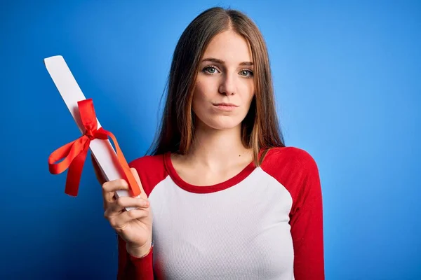 Jovem Bela Ruiva Estudante Mulher Segurando Diploma Universitário Com Uma — Fotografia de Stock