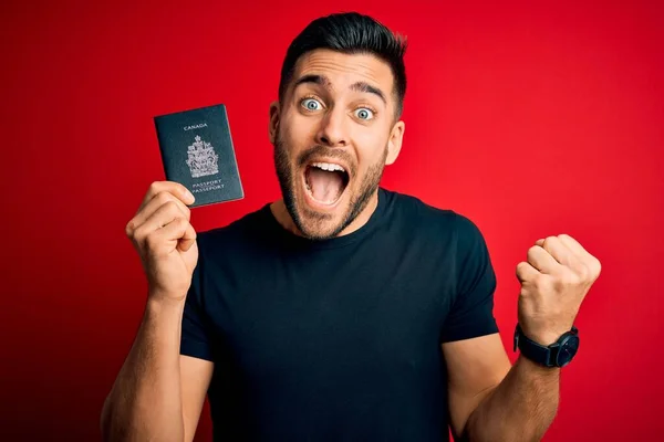 Junger Gutaussehender Touristenmann Mit Kanadischem Pass Auf Rotem Hintergrund Der — Stockfoto