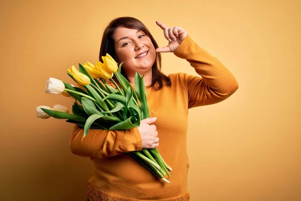 Bella Size Donna Possesso Bouquet Romantico Tulipani Naturali Fiori Sfondo — Foto Stock