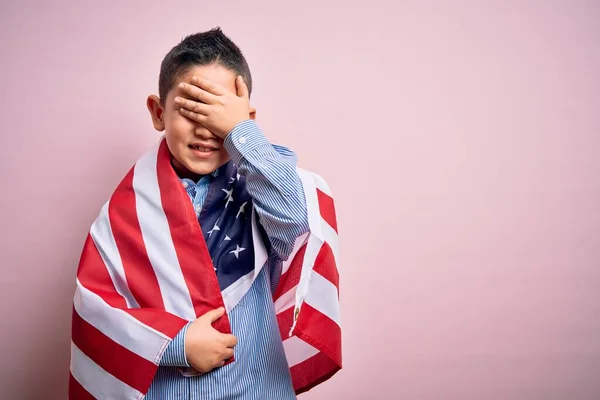 Ung Liten Patriotisk Pojke Unge Täckt Usa Flagga Självständighetsdagen Stressad — Stockfoto