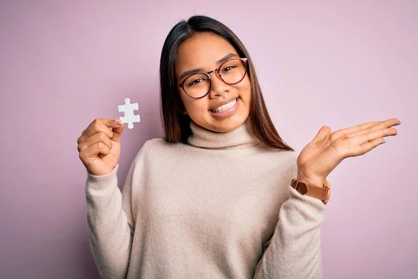 Junges Asiatisches Mädchen Mit Puzzleteil Vor Isoliertem Rosa Hintergrund Sehr — Stockfoto