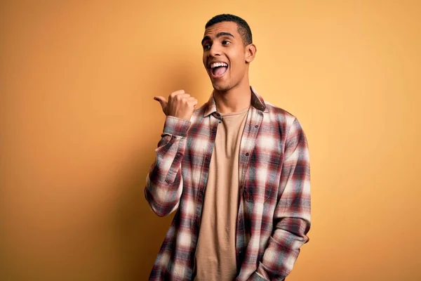 Joven Hombre Afroamericano Guapo Usando Camisa Casual Pie Sobre Fondo — Foto de Stock