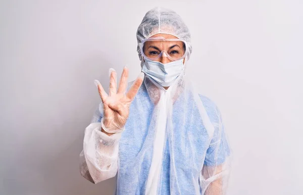 Zdravotní Sestra Středního Věku Žena Nosí Ochranu Coronavirus Zařízení Bílém — Stock fotografie