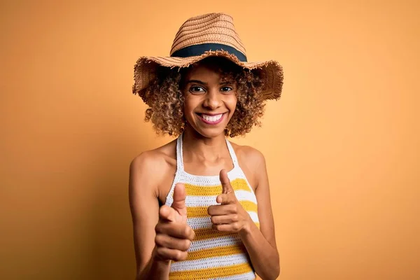 Afro Amerikaanse Toeristische Vrouw Met Krullend Vakantie Met Zomerhoed Gestreept — Stockfoto