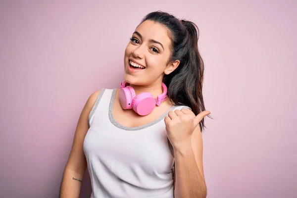 Joven Morena Fitness Mujer Con Auriculares Gimnasio Sobre Fondo Rosa — Foto de Stock