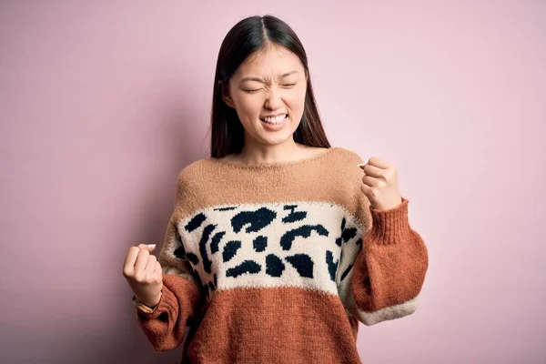 Jonge Mooie Aziatische Vrouw Dragen Dierlijke Print Mode Trui Roze — Stockfoto