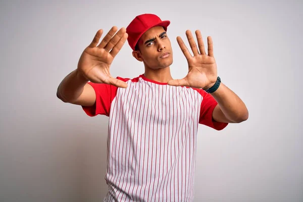 Joven Deportista Afroamericano Guapo Usando Camiseta Béisbol Rayas Gorra Haciendo —  Fotos de Stock