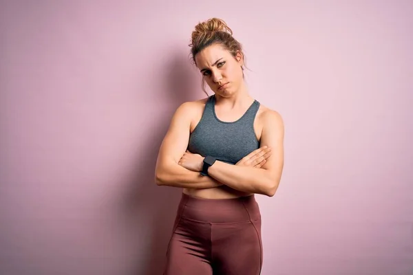 Jovem Bela Esportista Loira Fazendo Esporte Vestindo Sportswear Sobre Fundo — Fotografia de Stock