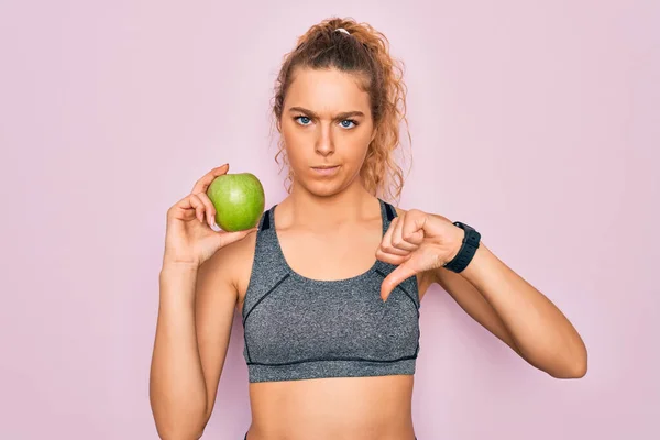 Joven Hermosa Rubia Deportista Con Ojos Azules Sosteniendo Fruta Manzana —  Fotos de Stock