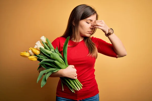 Sarı Arka Planda Romantik Lale Çiçekleri Tutan Genç Sarışın Kadın — Stok fotoğraf