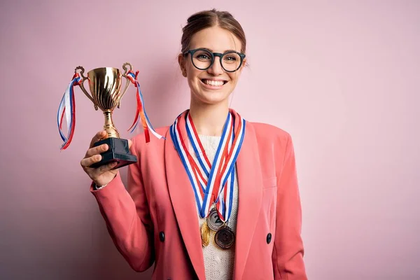 Jovem Mulher Ruiva Bonita Segurando Troféu Vestindo Medalhas Sobre Fundo — Fotografia de Stock