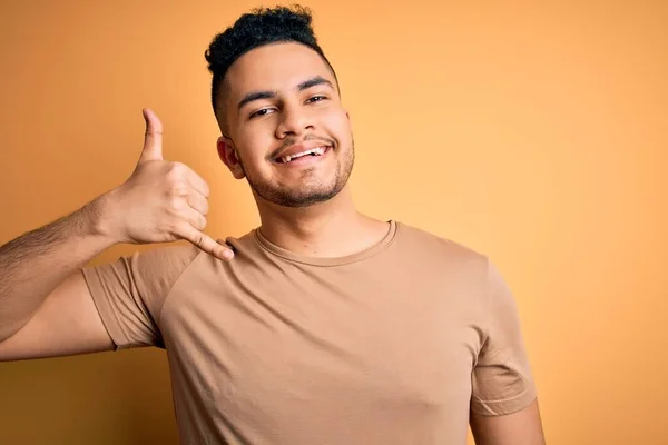 Ung Stilig Man Bär Casual Shirt Stående Över Isolerad Gul — Stockfoto