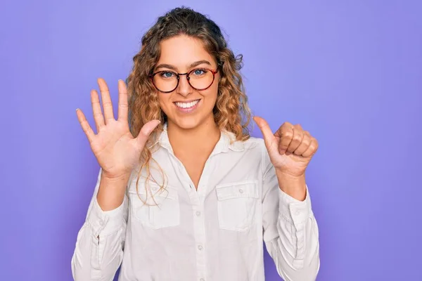 Ung Vacker Kvinna Med Blå Ögon Bär Casual Skjorta Och — Stockfoto