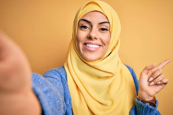 Ung Vacker Brunett Arabiska Kvinna Bär Islamisk Hijab Gör Selfie — Stockfoto