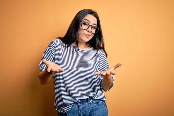 Mujer Morena Joven Con Gafas Camiseta Azul Marino Sobre Fondo — Foto de Stock