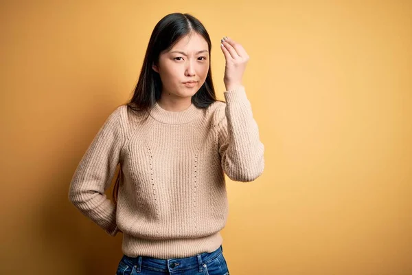 Jovem Bela Mulher Asiática Vestindo Camisola Casual Sobre Amarelo Isolado — Fotografia de Stock