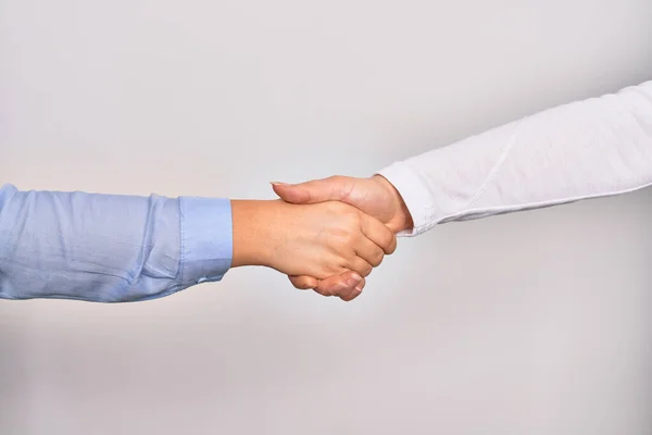 隔離された白い背景について合意のための若い白人実業家の二人の手の握手 — ストック写真