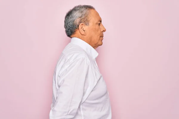Älterer Gutaussehender Grauhaariger Mann Der Elegantes Hemd Über Isoliertem Rosa — Stockfoto