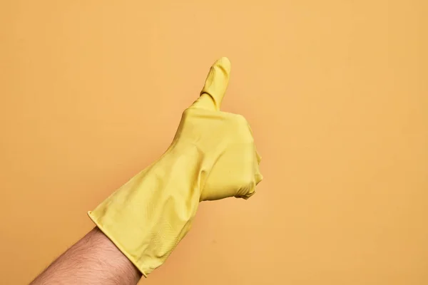 Mano Del Joven Caucásico Con Guante Limpieza Sobre Fondo Amarillo —  Fotos de Stock