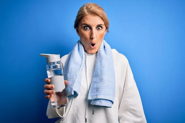 Middle Age Beautiful Blonde Salope Sportswoman Wearing Towel Holding Bottle — Photo