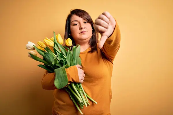 Sarı Arka Planda Romantik Bir Buket Lale Tutan Güzel Cüsseli — Stok fotoğraf