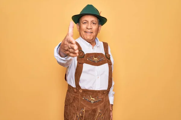 Senior Grijsharige Man Met Duits Traditioneel Octoberfest Pak Gele Achtergrond — Stockfoto